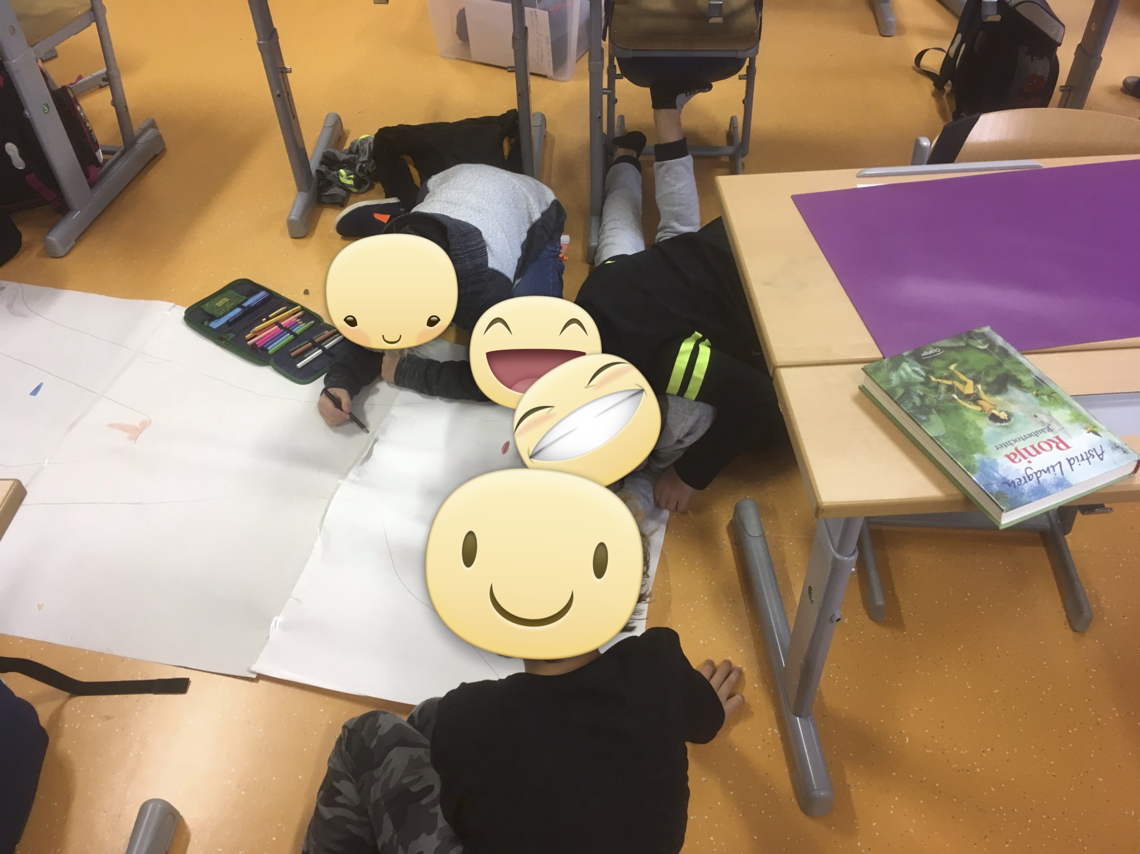 Schüler*innen gestalten ein Plakat